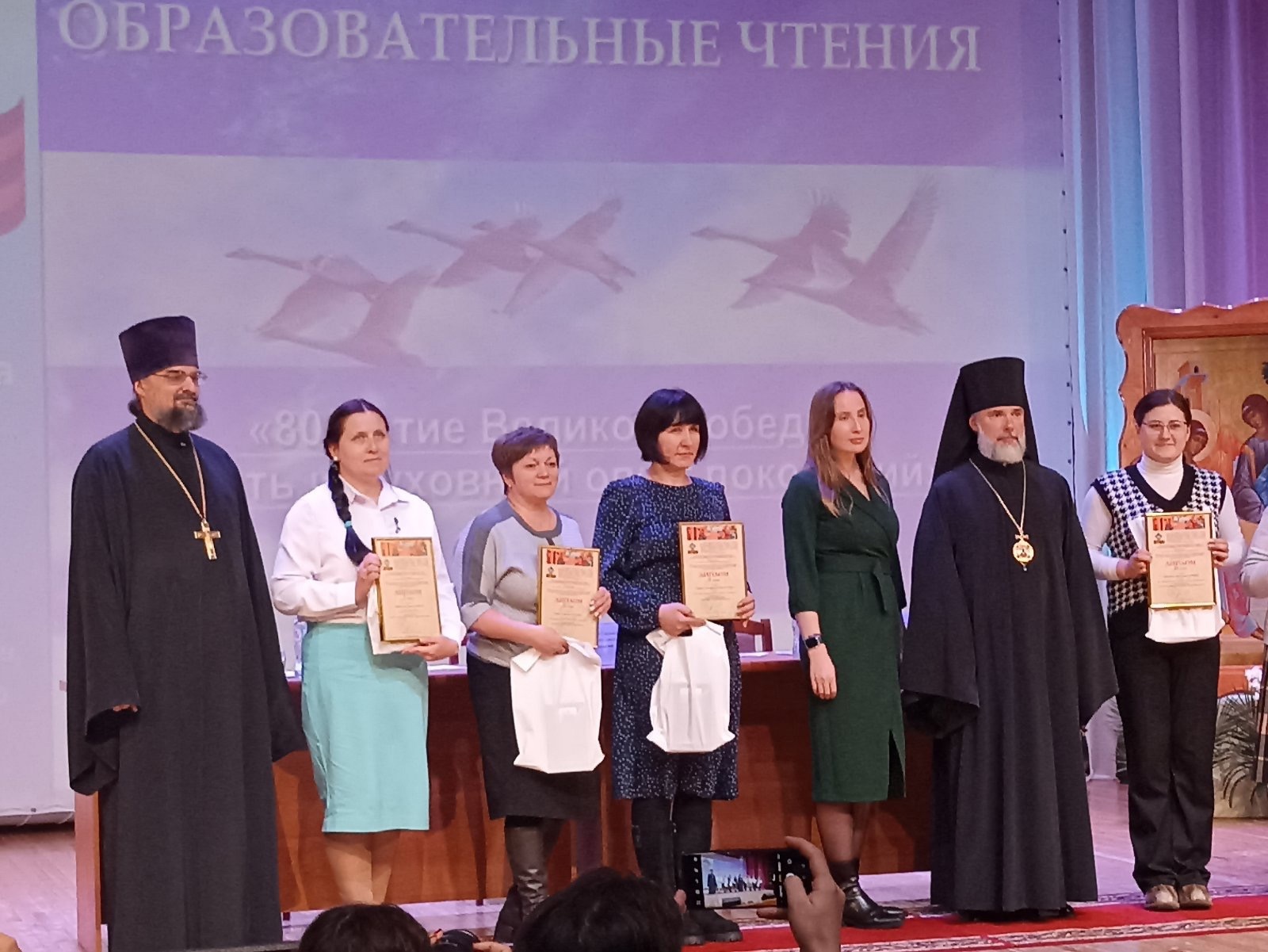 Поздравляем Ларину Любовь Викторовну, учителя начальных классов, с победой в региональном конкурсе на лучшую методическую разработку урока по учебному курсу&amp;quot; ОРКСЭ&amp;quot;.